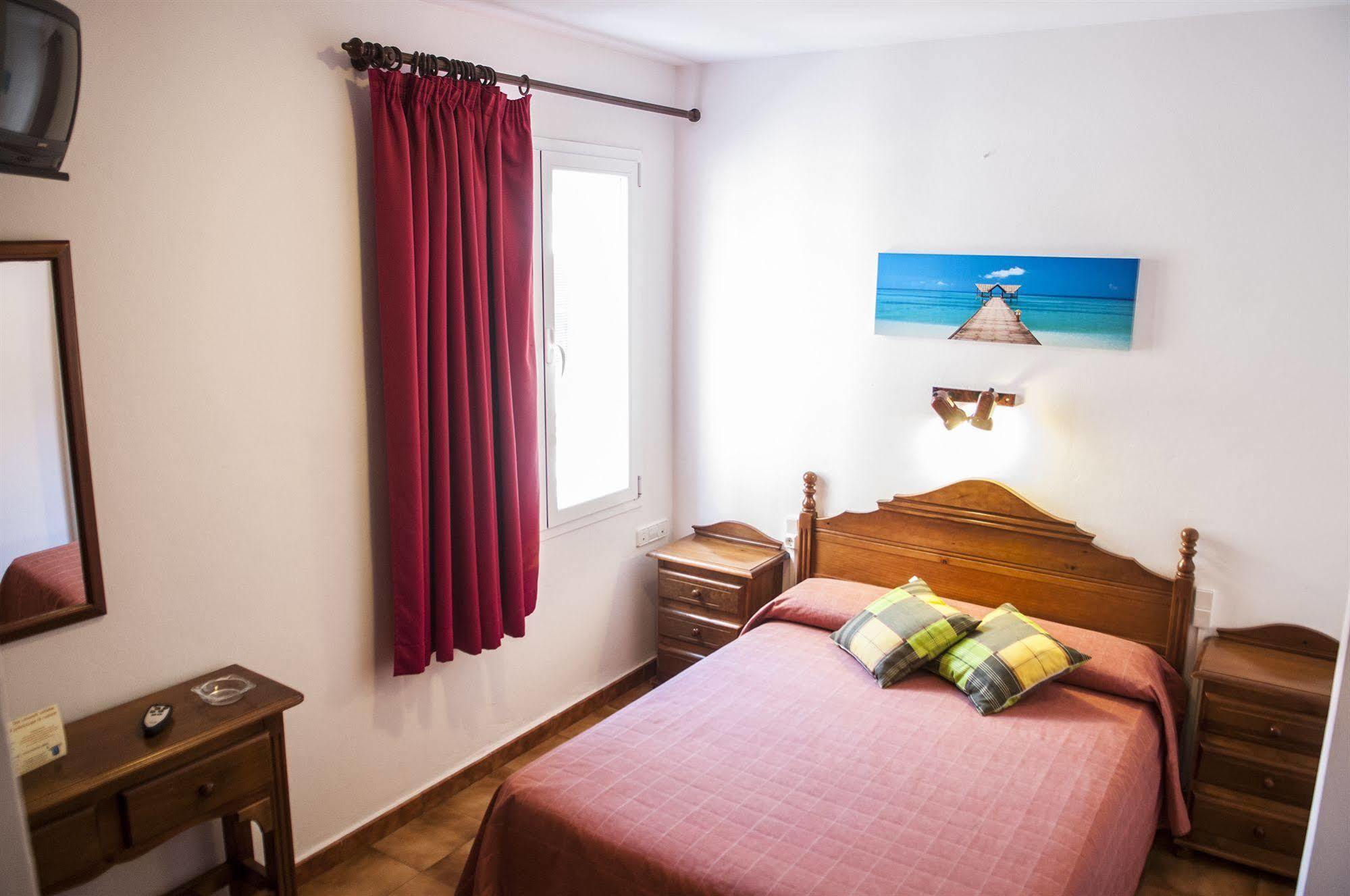 Hostal La Isla Mahon  Luaran gambar