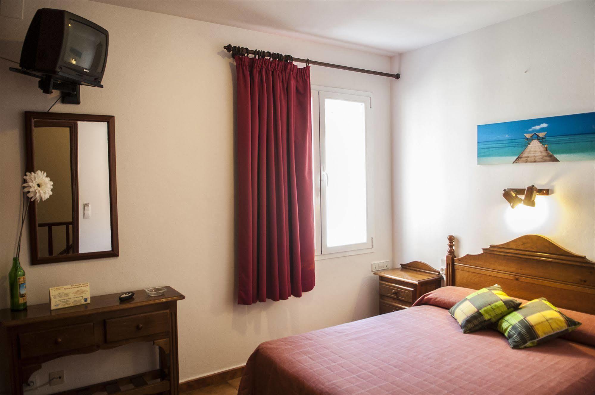 Hostal La Isla Mahon  Luaran gambar