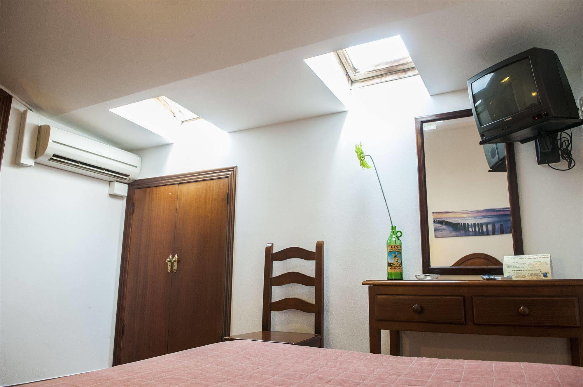 Hostal La Isla Mahon  Luaran gambar